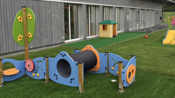 Aire de jeux extérieurs pour enfants, Jeux extérieurs pour crèches